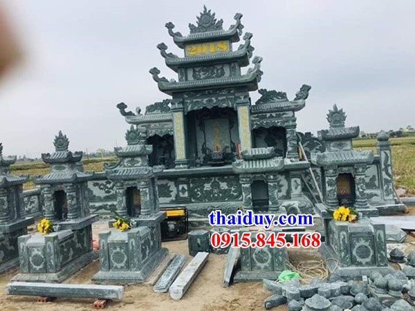 Khu lăng mộ gia tiên dòng họ bằng đá xanh rêu nguyên khối đẹp
