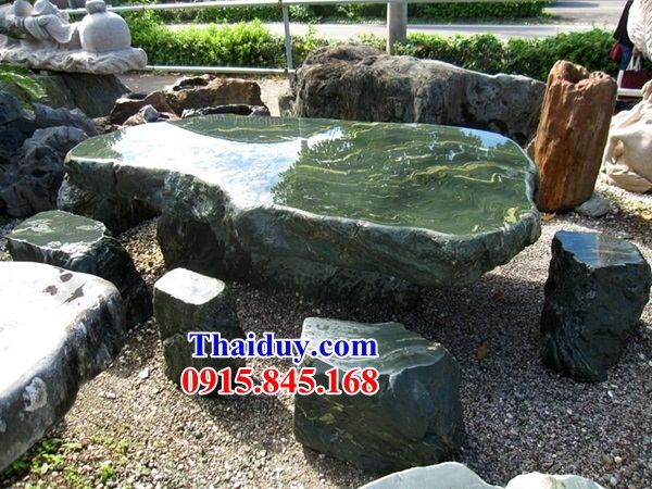 Mẫu bàn ghế bằng đá xanh rêu trong khuôn viên sân vườn tư gia