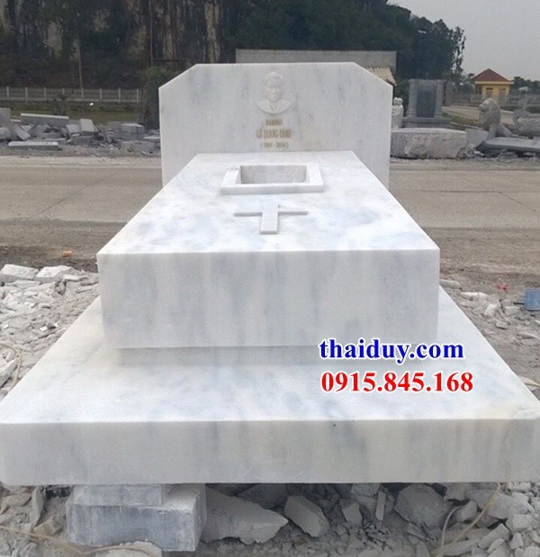 Mẫu mộ tam cấp đạo thiên chúa bằng đá trắng nguyên khối đẹp