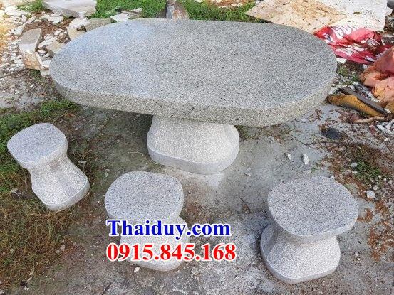 Bộ bàn ghế bằng đá tự nhiên thiết kế đơn giản trong khuôn viên tư gia