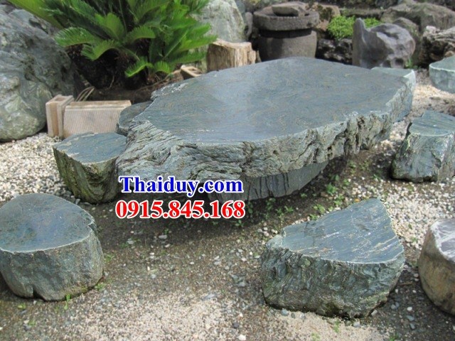 Bộ bàn ghế bằng đá xanh rêu tự nhiên cao cấp trong khuôn viên tư gia