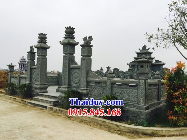 Cổng khu lăng mộ nghĩa trang bằng đá xanh rêu đẹp