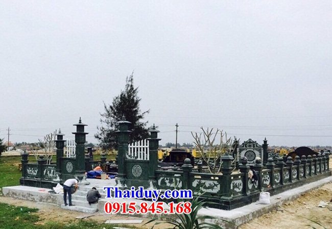 Cổng khu lăng mộ nghĩa trang bằng đá xanh rêu thiết kế hiện đại đẹp
