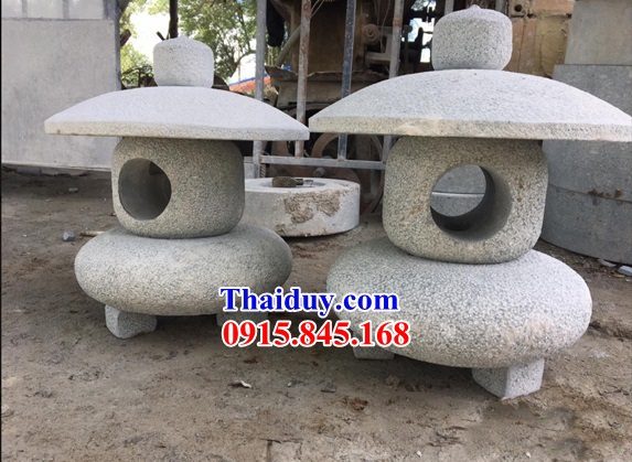 Hình ảnh đèn sân vườn thắp điện bằng đá khối tự nhiên đẹp