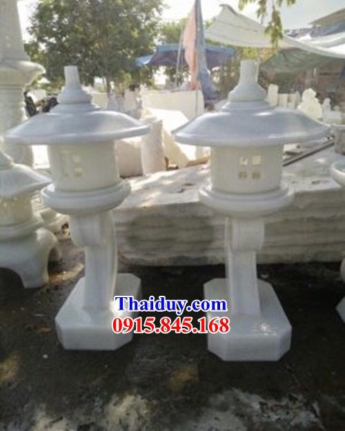 Thiết kế cột đèn khuôn viên sân vườn bằng đá trắng nguyên khối cao cấp