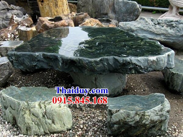 02 Bàn ghế đá xanh rêu nguyên khối đặt sân vườn biệt thự tự gia đẹp bán tại Bắc Giang