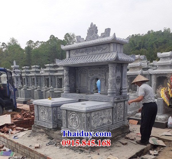 Hình ảnh lăng mộ đôi bằng đá có mái che
