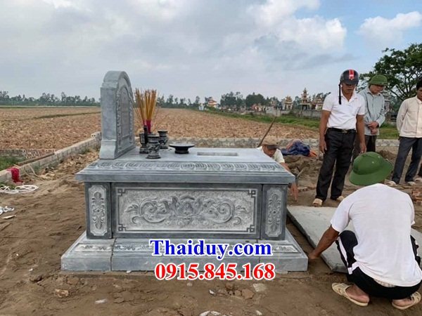 Mẫu mộ không mái bằng đá mỹ nghệ Ninh Bình chạm khắc hoa văn tinh xảo