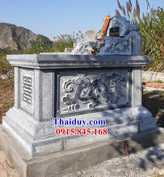 Mẫu mộ tam cấpkhông mái bằng đá xanh chạm khắc hoa văn tinh xảo