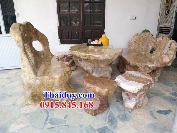 Mẫu bộ bàn ghế sân vườn biệt thự chạm khắc tinh xảo bằng đá vàng nguyên khối