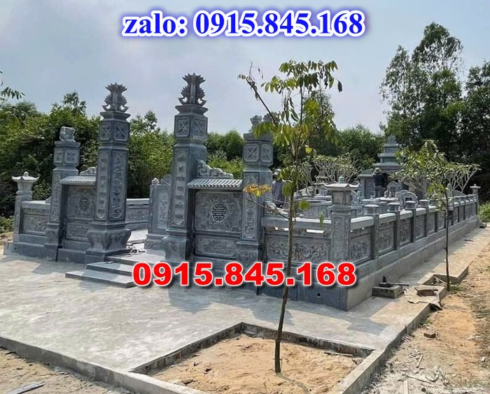 nhà mồ tiền chế, nhà mồ xây làm bằng đá, kích thước nhà mồ, kiểu dáng nhà mồ, nhà mồ có mái che, nhà mồ miền tây, lan can tường bao hàng rào nhà mồ, cuốn thư bức bình phong nhà mồ, nhà mồ để thờ hũ lọ tro cốt đá, nhà mồ ông bà bố mẹ gia đình ba má, mồ mả bằng đá.