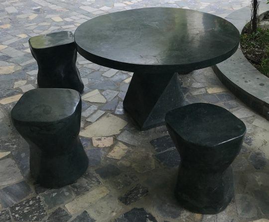 Bộ bàn ghế bằng đá granite tự nhiên thiết kế hiện đại tại Đồng Tháp