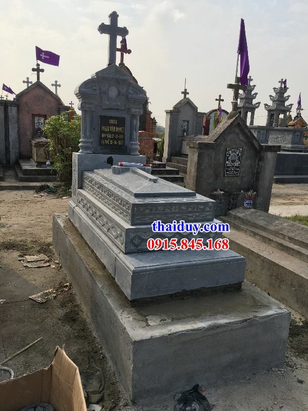 15 mẫu lăng mộ công giáo tam cấp bằng đá xanh tự nguyên khối không mái chạm khắc hoa văn đẹp tại Nghệ An