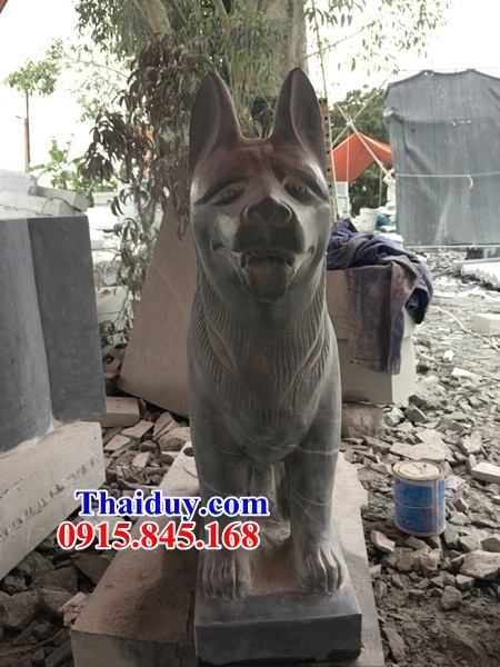Hình ảnh chó phong thủy trấn yểm khu lăng mộ dòng họ bằng đá tự nhiên nguyên khối tại Quảng Ninh