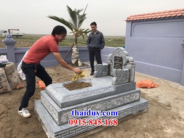 Hình ảnh lăng mộ bằng đá xanh không mái thiết kế phong thuỷ hiện đại tại Phú Thọ