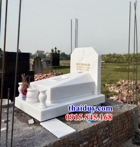 Hình ảnh lăng mộ bằng trắng xanh tự nhiên không mái thiết kế đơn giản sang trọng tại Sơn La