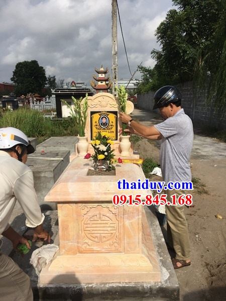 Hình ảnh lăng mộ đá vàng nguyên khối không mái đẹp chạm khắc hoa văn tại Bình Dương