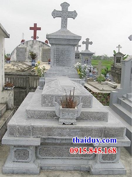 Mẫu lăng mộ công giáo tam cấp bằng đá xanh nguyên khối không mái thiết kế hiện đại tại Hoà Bình