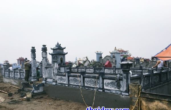 Hình ảnh mộ và khu lăng mộ nghĩa trang gia đình dòng họ bằng đá xanh rêu thiết kế đơn giản đẹp nhất