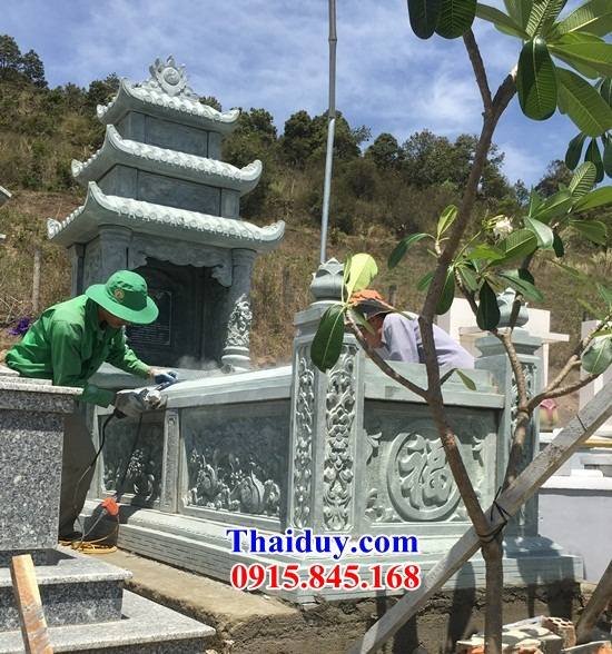 Lắp đặt mộ ba mái cất hũ hài cốt hỏa táng bằng đá xanh rêu chuẩn phong thủy