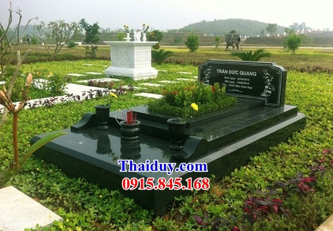 Thiết kế mộ tam cấp không mái bằng đá xanh rêu đẹp tại Quảng Ninh