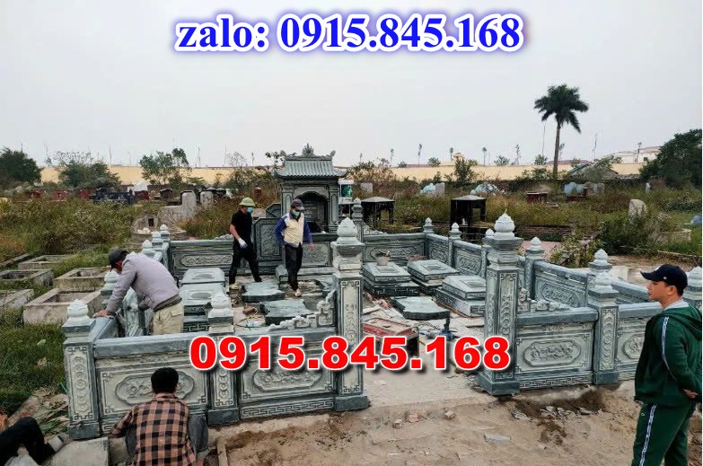 nhà mồ tiền chế, nhà mồ xây làm bằng đá, kích thước nhà mồ, kiểu dáng nhà mồ, nhà mồ có mái che, nhà mồ miền tây, lan can tường bao hàng rào nhà mồ, cuốn thư bức bình phong nhà mồ, nhà mồ để thờ hũ lọ tro cốt đá, nhà mồ ông bà bố mẹ gia đình ba má, mồ mả bằng đá.