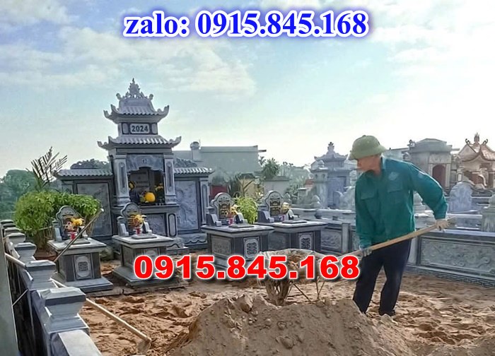 nhà mồ tiền chế, nhà mồ xây làm bằng đá, kích thước nhà mồ, kiểu dáng nhà mồ, nhà mồ có mái che, nhà mồ miền tây, lan can tường bao hàng rào nhà mồ, cuốn thư bức bình phong nhà mồ, nhà mồ để thờ hũ lọ tro cốt đá, nhà mồ ông bà bố mẹ gia đình ba má, mồ mả bằng đá.