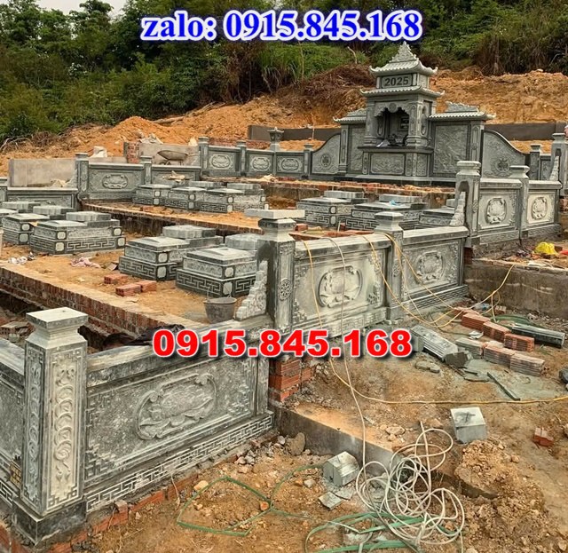 nhà mồ tiền chế, nhà mồ xây làm bằng đá, kích thước nhà mồ, kiểu dáng nhà mồ, nhà mồ có mái che, nhà mồ miền tây, lan can tường bao hàng rào nhà mồ, cuốn thư bức bình phong nhà mồ, nhà mồ để thờ hũ lọ tro cốt đá, nhà mồ ông bà bố mẹ gia đình ba má, mồ mả bằng đá.