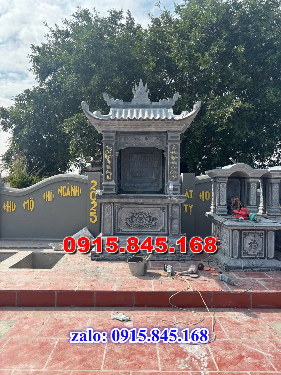 Lăng mộ đá gia đình, lăng mộ ông bà bố mẹ gia tộc, khuôn viên lăng mộ đá xanh trắng vàng granite nguyên khối, nhà mồ bằng đá để thờ tro cốt, giá nơi địa chỉ bán lăng mộ đá, kích thước lăng mộ đá cẩm thạch, lăng mộ đá tự nhiên, xây lăng mộ đá đơn giản, lan can tường bao hàng rào đá khối, nghĩa trang gia đình dòng họ bằng đá, cuốn thư bình phong trước mộ đá, đá bậc lát sân nền lăng mộ, bậc tam cấp rồng bậc thềm chiếu rồng lăng mộ, lư đỉnh hương đèn hạc thờ đá, cổng cột đá lăng mộ, 