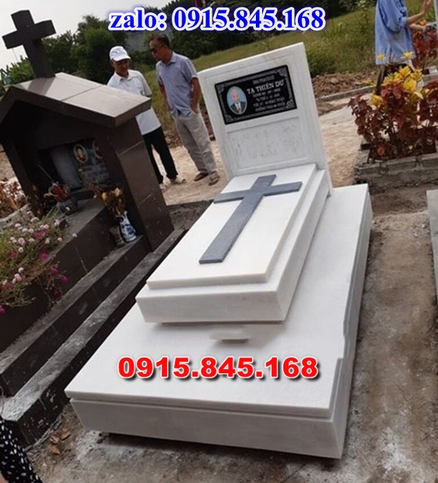 mộ đá gia đình, mộ ông bà bố mẹ gia tộc, khuôn viên mộ đá xanh trắng vàng granite nguyên khối, nhà mồ bằng đá để thờ tro cốt, giá nơi địa chỉ bán mộ đá, kích thước mộ đá cẩm thạch, mộ đá tự nhiên, xây mộ đá đơn giản, lan can tường bao hàng rào đá khối, nghĩa trang gia đình dòng họ bằng đá, cuốn thư bình phong trước mộ đá, đá bậc lát sân nền mộ, bậc tam cấp rồng bậc thềm chiếu rồng mộ, lư đỉnh hương đèn hạc thờ đá, cổng cột đá mộ,